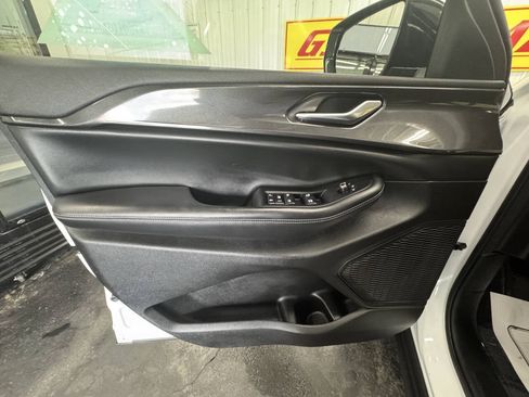 Used 2023 Jeep Grand Cherokee Altitude RWD image 20