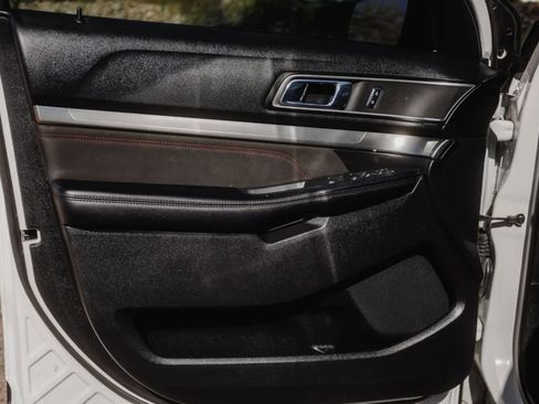 Used 2018 Ford Explorer XLT w/ Equipment Group 202A image 11