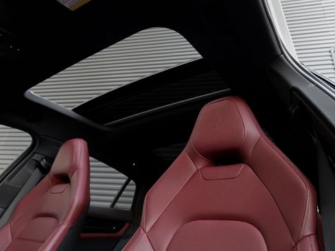 Certified 2025 Porsche Panamera image 14