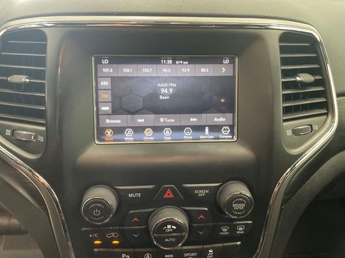 Used 2020 Jeep Grand Cherokee Laredo image 16