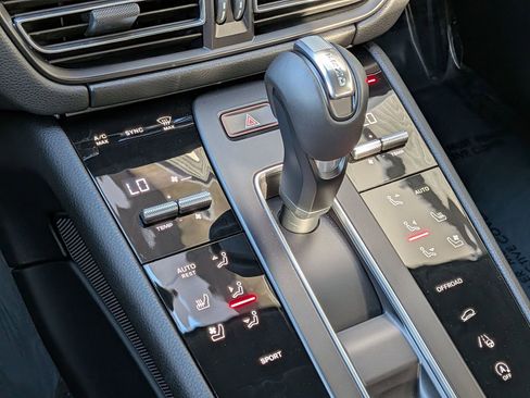 New 2026 Porsche Macan image 22