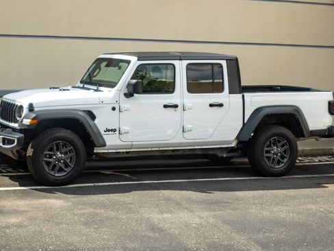 Used 2025 Jeep Gladiator Sport AWD/4WD image 3