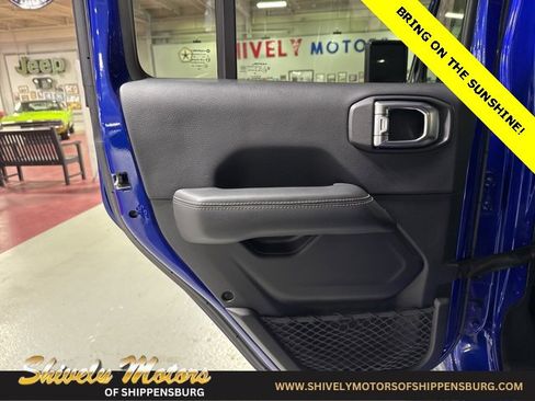 Used 2018 Jeep Wrangler Unlimited Sahara w/ LED Lighting Group image 25