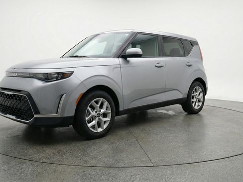 Used 2025 Kia Soul LX w/ LX Technology Package image 3