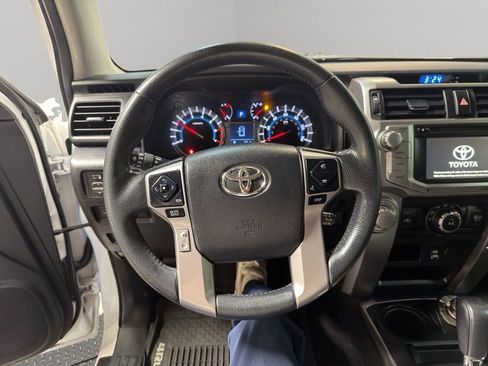 Used 2018 Toyota 4Runner SR5 AWD/4WD image 9