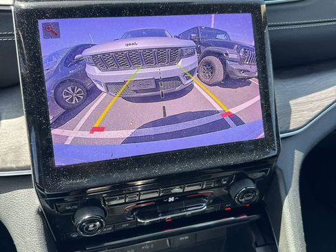 Used 2023 Jeep Grand Cherokee L Limited w/ Luxury Tech Group II AWD/4WD image 8