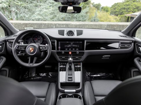 Certified 2026 Porsche Macan AWD/4WD image 33