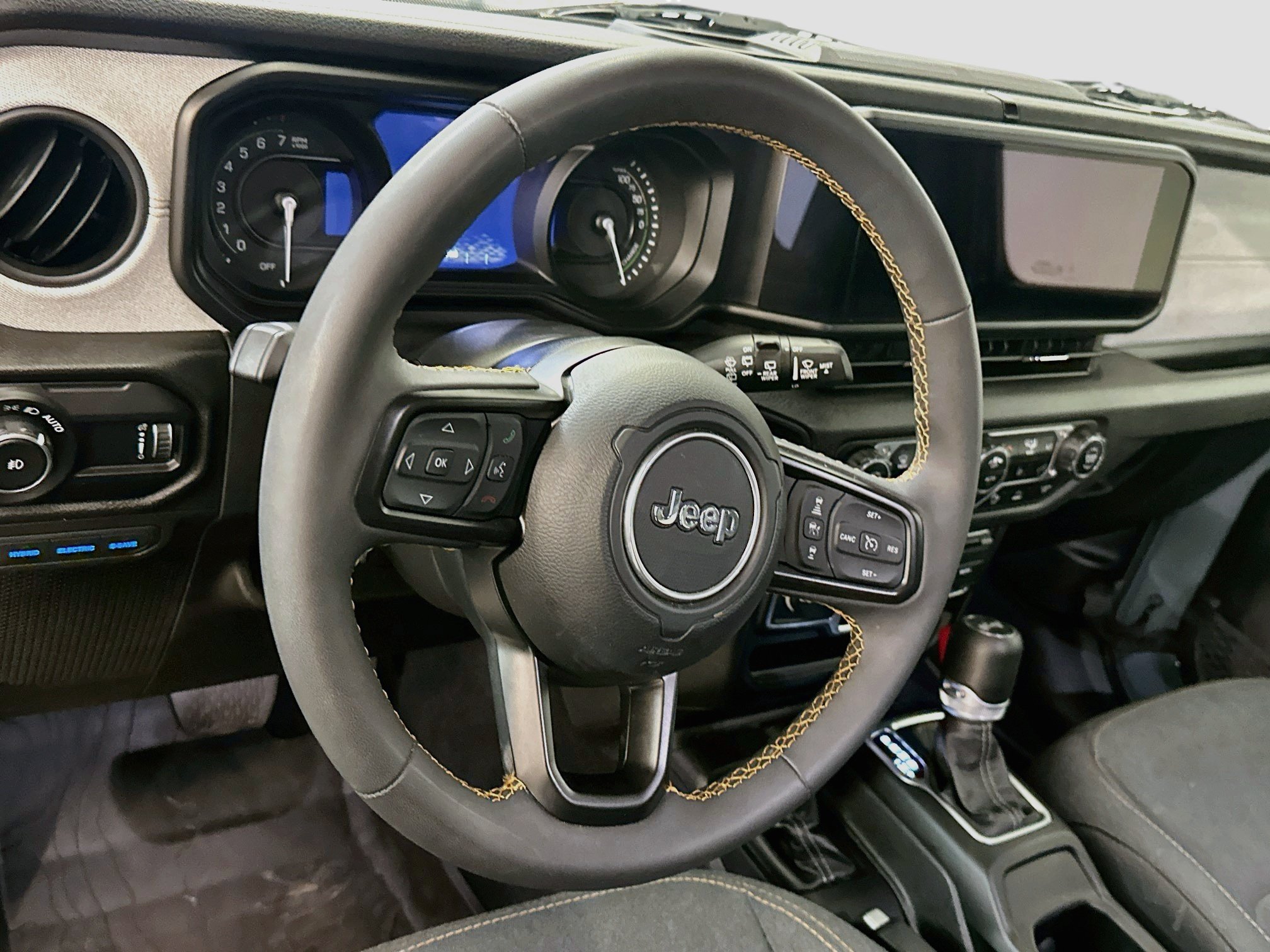 Used 2024 Jeep Wrangler Unlimited w/ Convenience Group AWD/4WD image 18