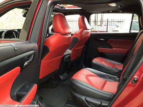 Used 2022 Toyota Highlander XSE image 14
