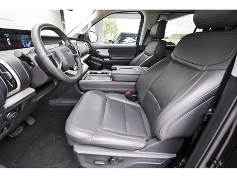 Used 2025 Ford Expedition Active AWD/4WD image 6