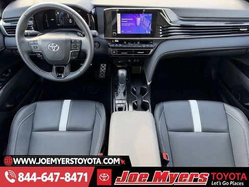 Used 2025 Toyota Camry SE image 13