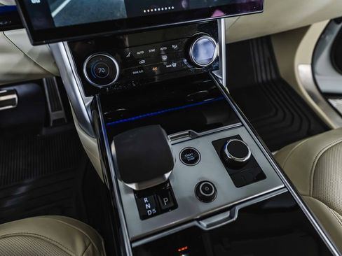 Used 2023 Land Rover Range Rover Long Wheelbase SE image 35