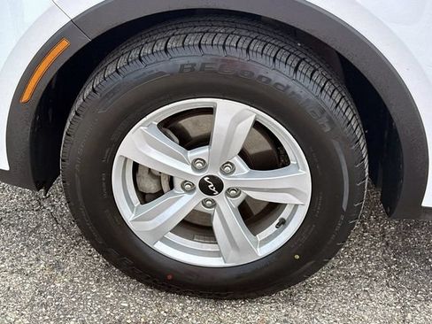 Used 2023 Kia Sorento LX FWD image 8