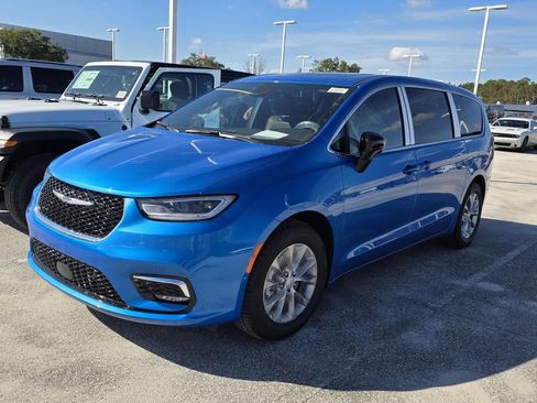New 2026 Chrysler Pacifica Limited FWD image 3