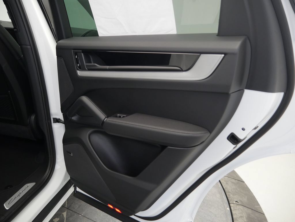 Certified 2026 Porsche Cayenne AWD/4WD image 32