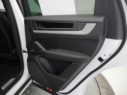 Certified 2026 Porsche Cayenne AWD/4WD image 32