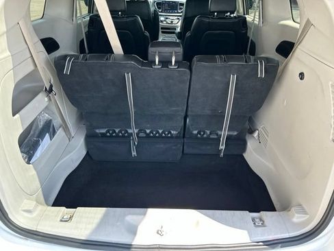 Used 2024 Chrysler Pacifica Touring-L FWD image 45