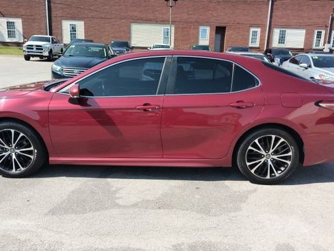 Used 2018 Toyota Camry SE w/ Moonroof Package FWD image 2