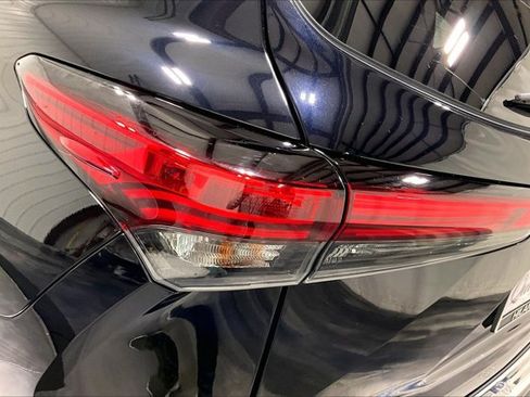 Used 2022 Toyota Highlander XLE AWD/4WD image 30