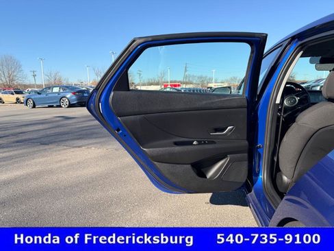 Used 2023 Hyundai Elantra SE w/ Preferred Accessory Package image 27