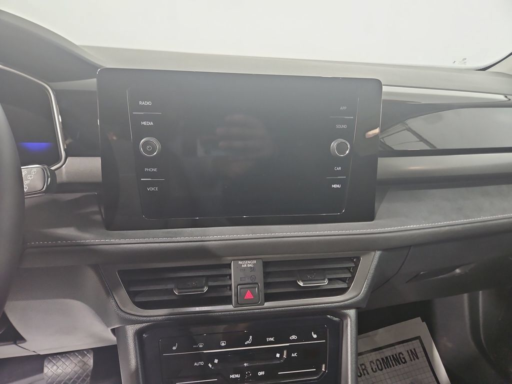 Used 2025 Volkswagen Taos SE FWD image 21