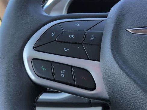 Used 2022 Chrysler Pacifica Touring-L image 27