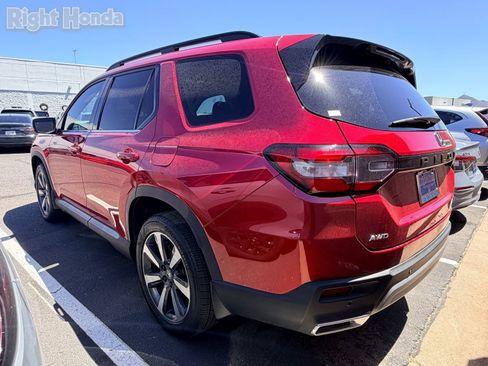 Used 2024 Honda Pilot Touring image 3