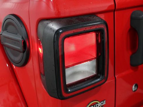 Used 2018 Jeep Wrangler Unlimited Sahara image 24