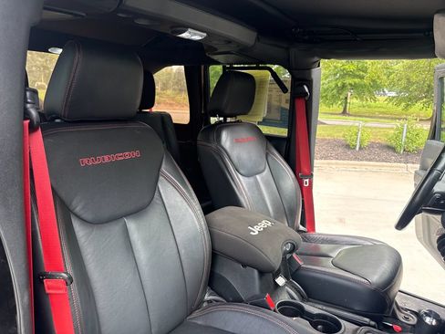 Used 2017 Jeep Wrangler Unlimited Rubicon AWD/4WD image 34