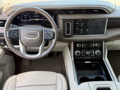 Used 2024 GMC Yukon XL Denali AWD/4WD image 11