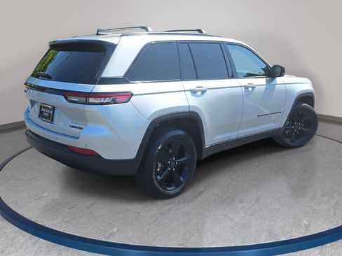 Used 2023 Jeep Grand Cherokee Limited w/ Black Appearance Package AWD/4WD image 5