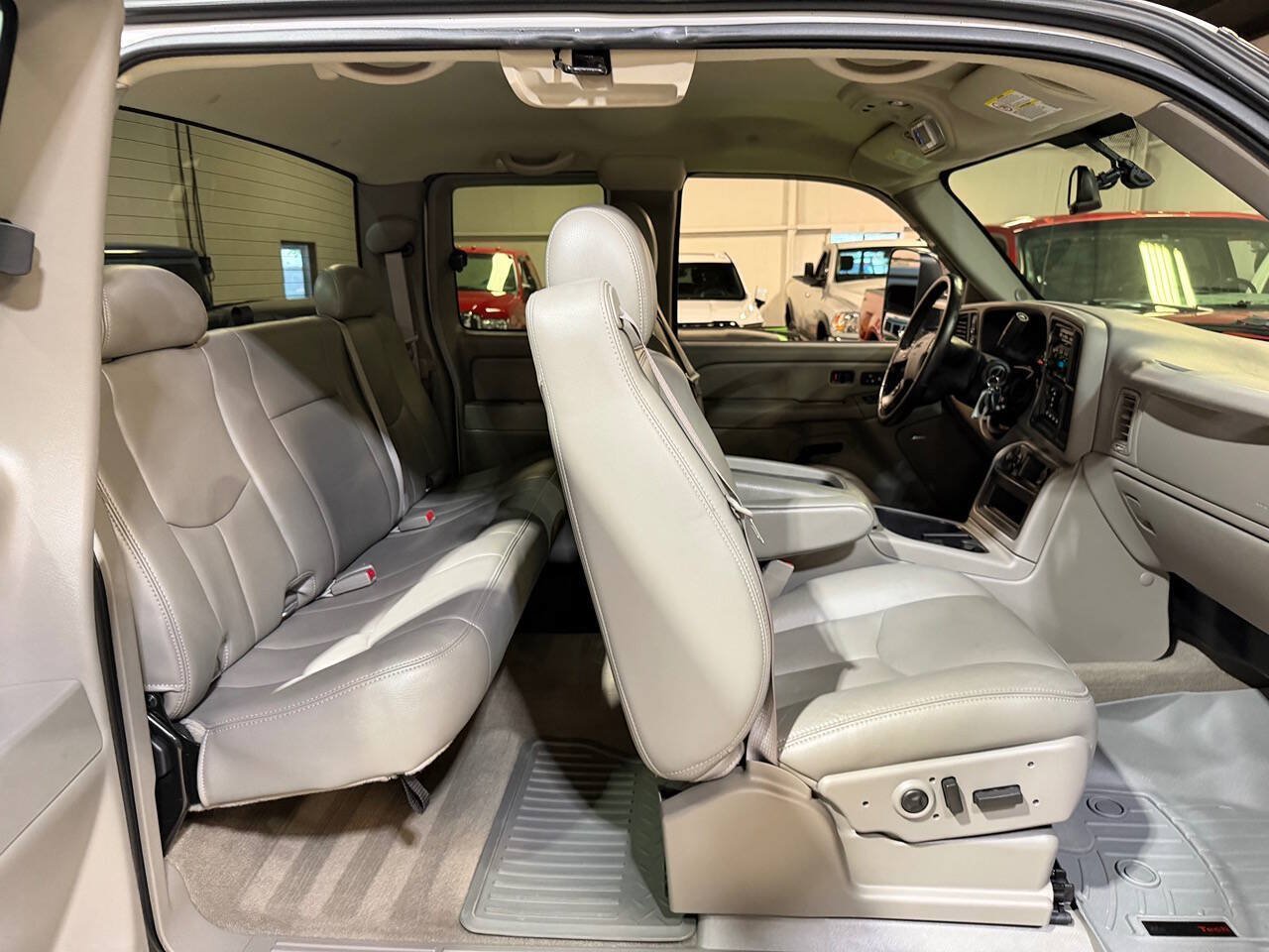 Used 2005 GMC Sierra 2500 SLT w/ Heavy-Duty Power Package AWD/4WD image 16