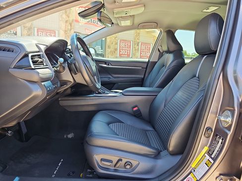 Used 2018 Toyota Camry SE w/ Convenience Package FWD image 8