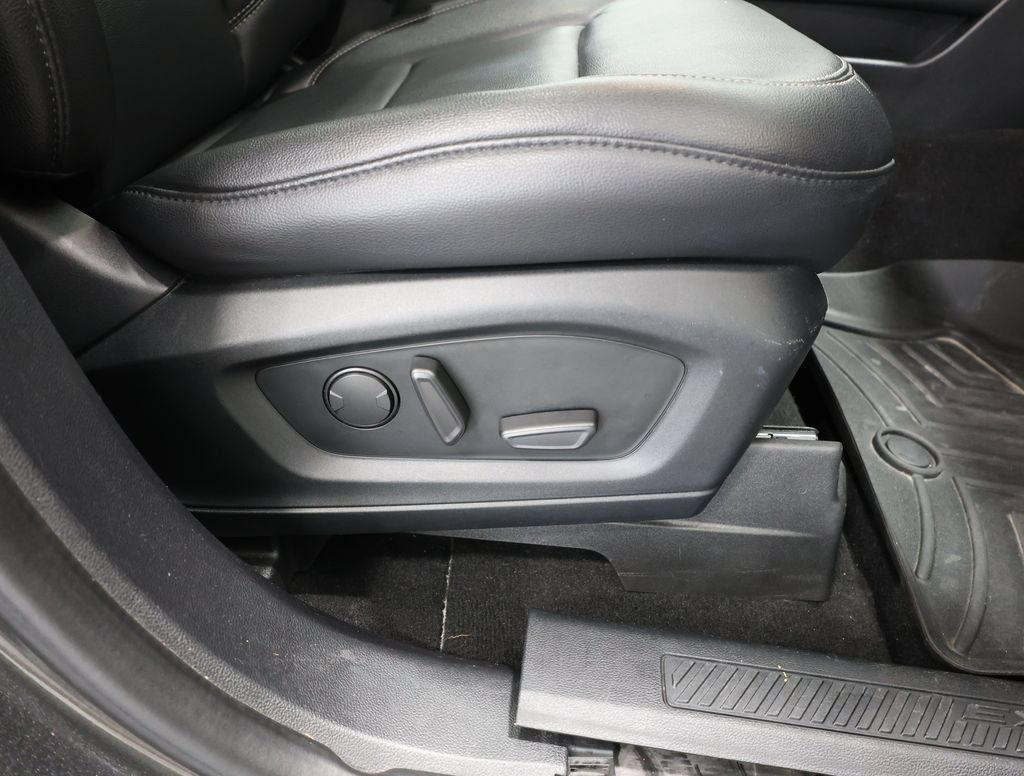 Used 2020 Ford Explorer XLT w/ Equipment Group 202A AWD/4WD image 22