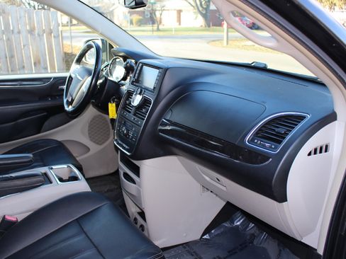 Used 2016 Chrysler Town & Country Touring w/ Driver Convenience Group image 39