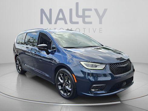 Used 2025 Chrysler Pacifica Limited FWD image 7