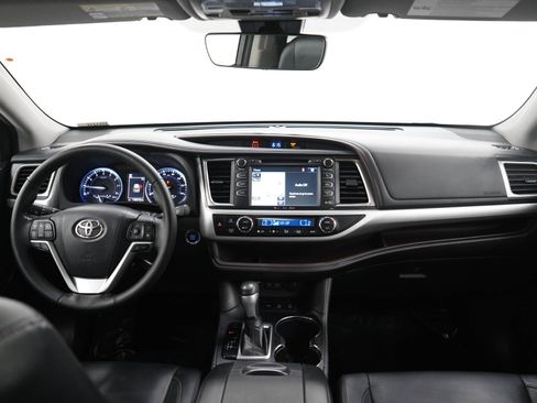 Used 2018 Toyota Highlander XLE AWD/4WD image 13