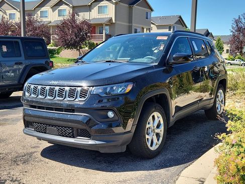 Certified 2025 Jeep Compass Latitude w/ Sun & Sound Group AWD/4WD image 3
