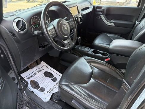 Used 2017 Jeep Wrangler Unlimited Sahara w/ Connectivity Group AWD/4WD image 19