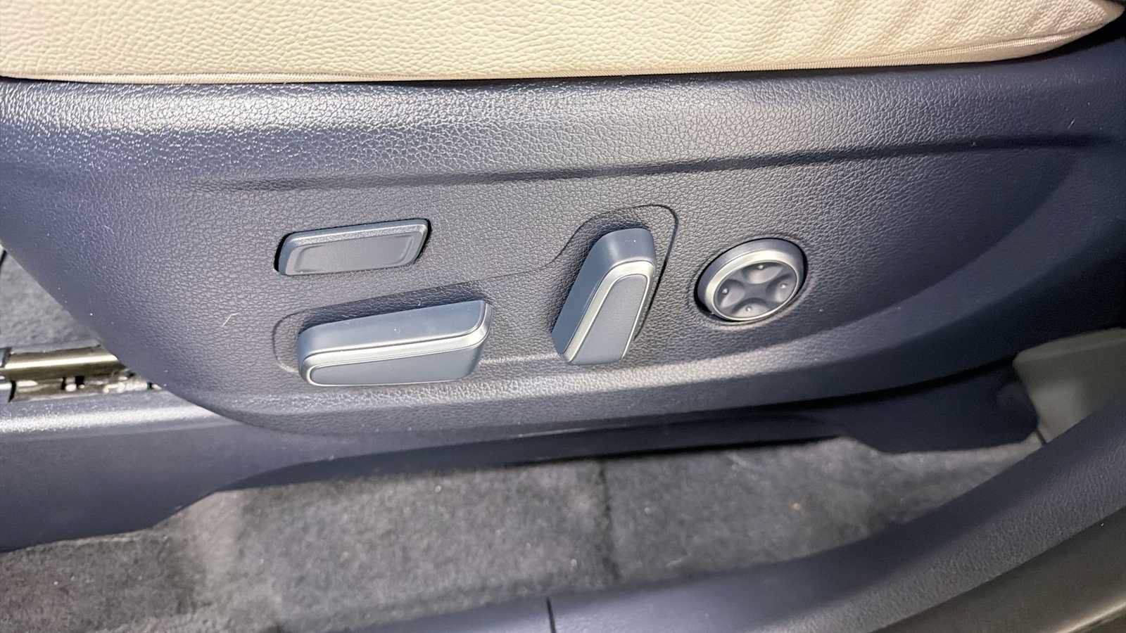 Used 2023 Hyundai Palisade Limited w/ Winter Package AWD/4WD image 14