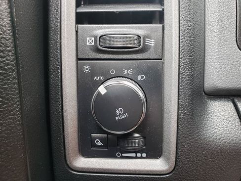 Used 2018 RAM 1500 Express AWD/4WD image 28