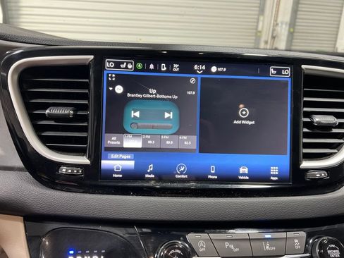 Used 2023 Chrysler Pacifica Touring-L FWD image 26