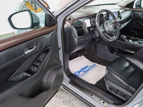 Used 2022 Nissan Rogue SL w/ SL Premium Package image 3