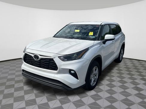 Used 2024 Toyota Highlander LE AWD/4WD image 2