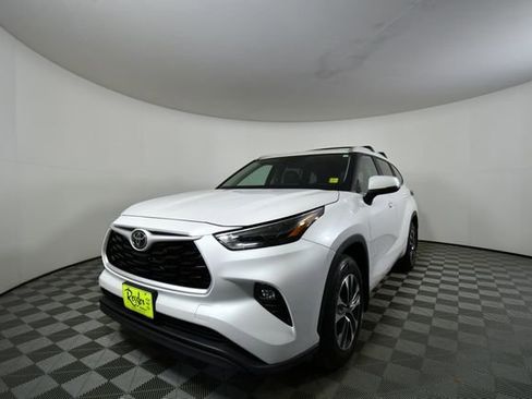 Used 2023 Toyota Highlander XLE image 6