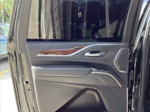 Used 2022 Cadillac Escalade ESV Luxury RWD image 18