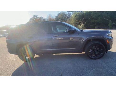 Used 2023 Jeep Grand Cherokee L Laredo image 9