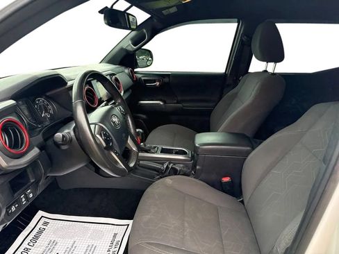 Used 2017 Toyota Tacoma TRD Sport AWD/4WD image 12