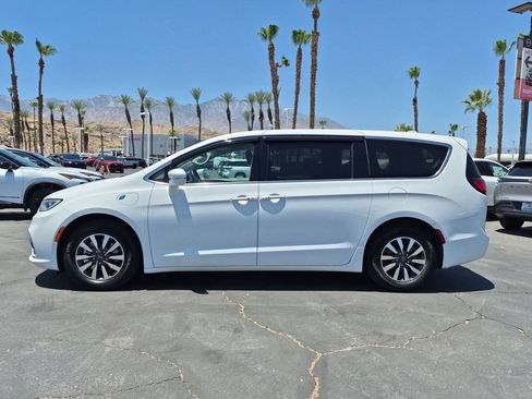 Used 2022 Chrysler Pacifica Touring-L FWD image 3