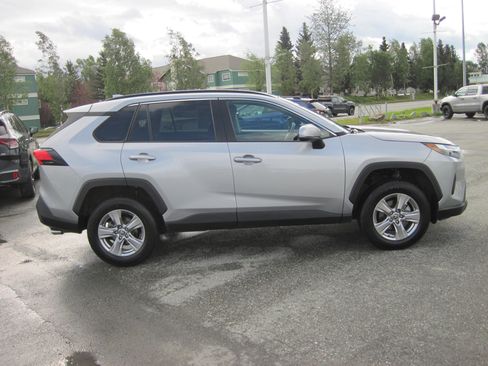 Used 2023 Toyota RAV4 XLE AWD/4WD image 5